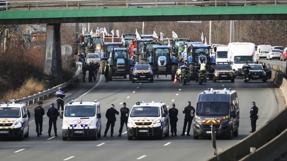 Dutzende Traktoren blockieren am Montag eine Autobahn nördlich von Paris.