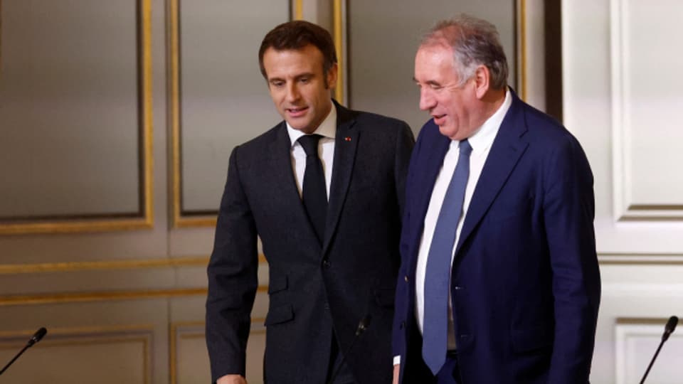 François Bayrou (rechts), ein Vertrauter von Präsident Emmanuel Macron, entgeht in einem Untreueskandal einer Strafe.