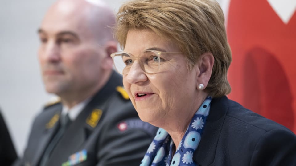 Bundespräsidentin Viola Amherd spricht neben Armeechef Thomas Süssli an einer Medienkonferenz zur Armeebotschaft 2024.