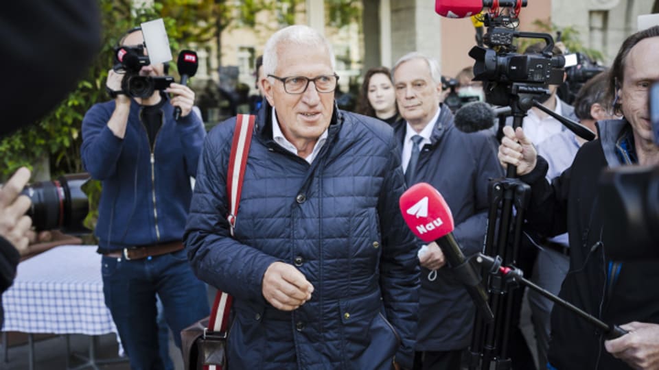 13. April 2022: Der ehemalige Raiffeisen-Chef Pierin Vincenz verlässt die Urteilseröffnung des Raiffeisen-Prozesses des Zürcher Bezirksgerichts.