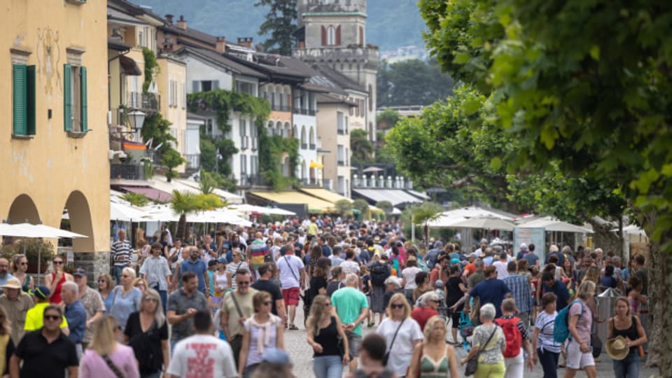 Flanierende Touristen und Touristinnen auf einer Promenade in Ascona.