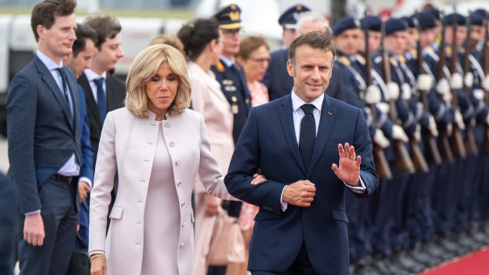 Der französische Präsident Emmanuel Macron und seine Frau Brigitte Macron werden in Berlin empfangen: Der letzte Staatsbesuch eines französischen Staatsoberhaupts in Deutschland liegt 24 Jahre zurück.