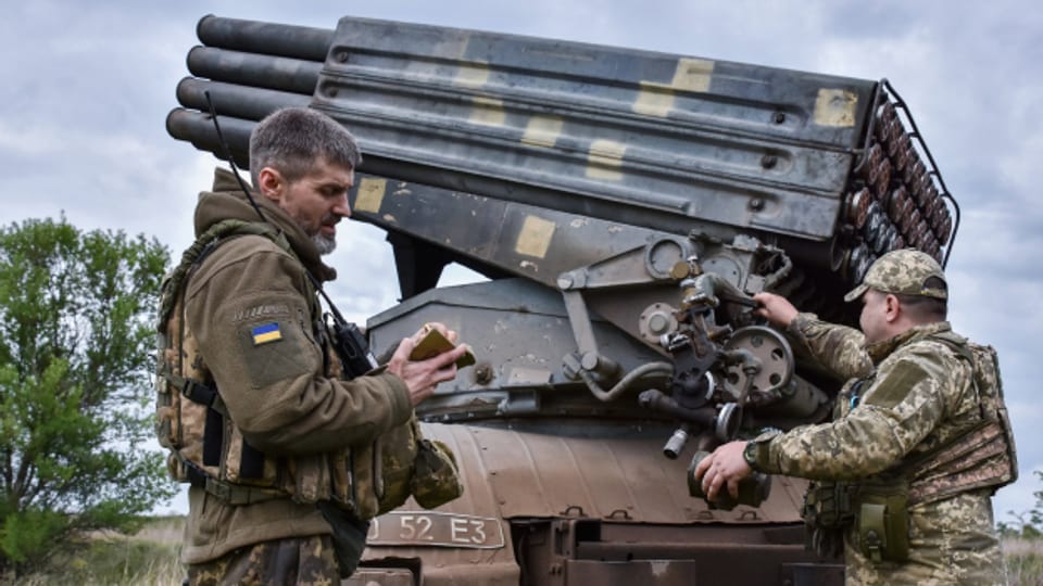 Ukrainische Soldaten bereiten einen Mehrfachraketenwerfen für den Beschuss russischer Stellungen nahe der Frontlinie vor.