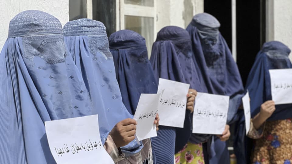 Afghanische Frauen demonstrieren für den Zugang zu Bildung.