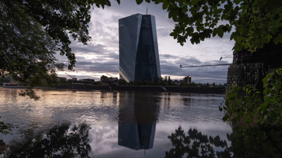 Die Europäische Zentralbank (EZB) hat ihren Leitzins um 0,25 Prozentpunkte auf 4,24 Prozent.