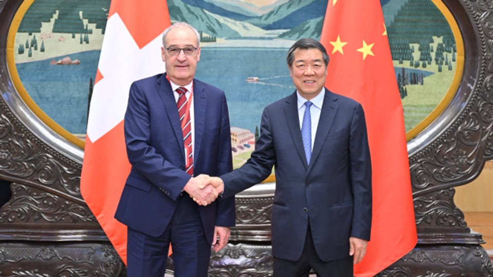 Bundesrat Guy Parmelin traf sich am Dienstag zu Gespräch mit dem chinesischen Vizepremier He Lifeng.