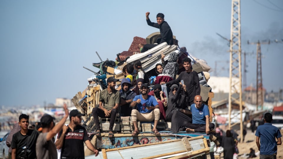 Binnenvertriebene Palästinenser verlassen mit ihren Habseligkeiten nach einem Evakuierungsbefehl der israelischen Armee Rafah im südlichen Gazastreifen, 08. Mai 2024.