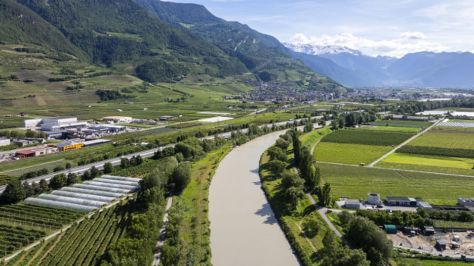Der Fluss Rhone fotografiert in der Rhoneebene am Mittwoch, den 29. Mai 2024 in Riddes im Kanton Wallis.