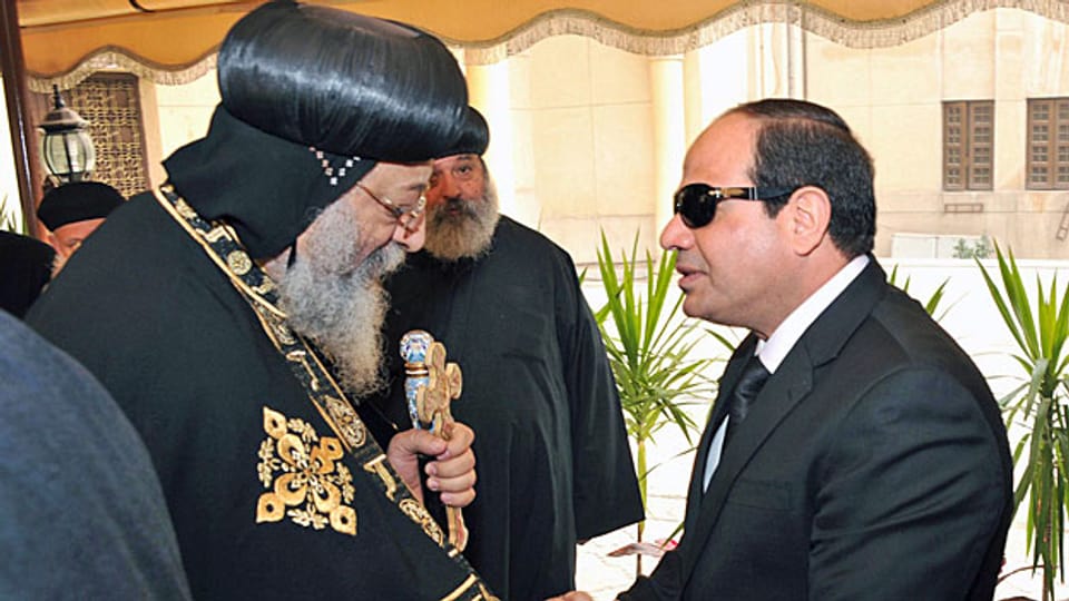 Das Oberhaupt der koptischen Christen in Kairo empfängt die Beileidsbezeugungen des ägyptischen Präsidenten.