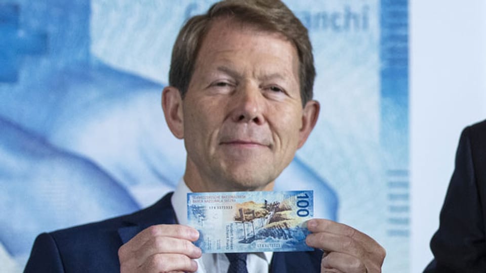 Fritz Zurbrügg, Vize-Direktor der Schweizerischen Nationalbank, präsentiert die neue 100er-Note.