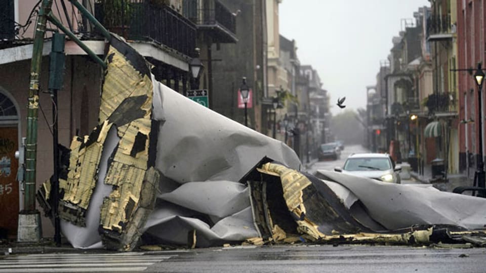 Dachabschnitt, der vom Hurrikan Ida von einem Gebäude im French Quarter heruntergerissen wurde.