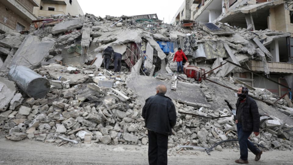 Zerstörtes Gebäude nach schweren Erdbeben in der syrischen Stadt Idlib.