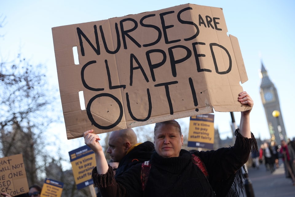 Das Pflegepersonal in Grossbritannien streikt, zum Beispiel ausserhalb des St. Thomas’ Spital in London.