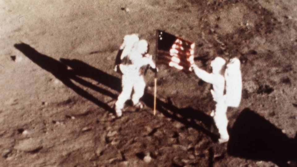 Neil Armstrong and Edwin E. Aldrin waren die ersten Astronauten auf dem Mond und wurden dadurch weltberühmt. Aber wie wichtig sind Astronautinnen und Astronauten eigentlich für die Wissenschaft?