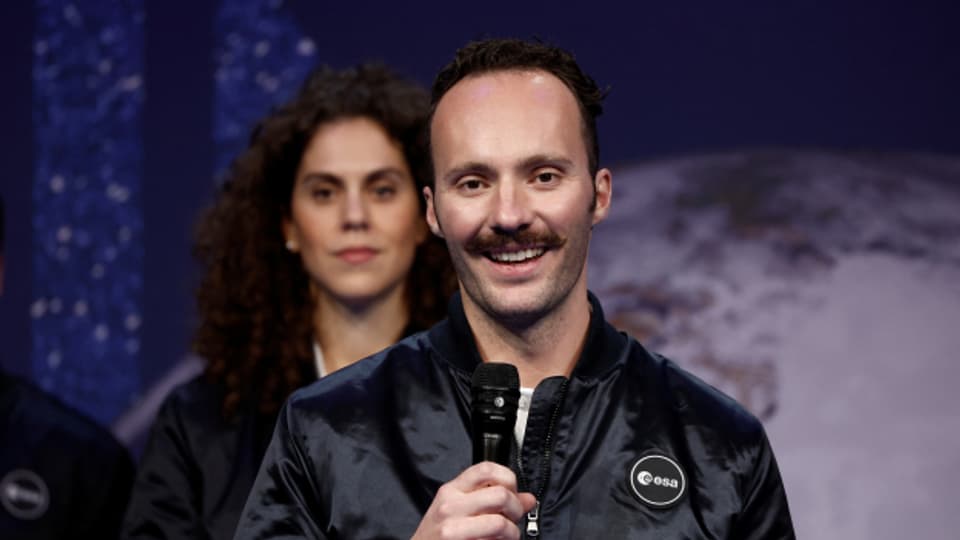 Der 33jährige Urologe, Fallschirmspringer und baldige neue Schweizer Astronaut Marco Sieber ist zu Gast im «Tagesgespräch».