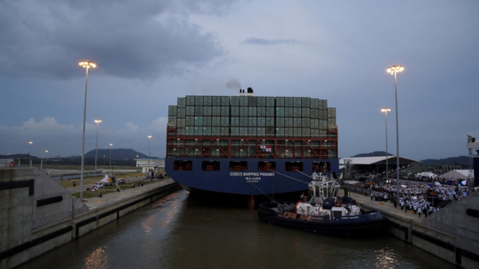 Containerschiffe können nur mit drei Viertel ihrer Fracht passieren.