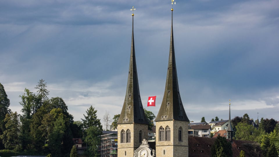 Die römisch-katholische Hofkirche St. Leodegar, Luzern, fotografiert am 31.07.2023