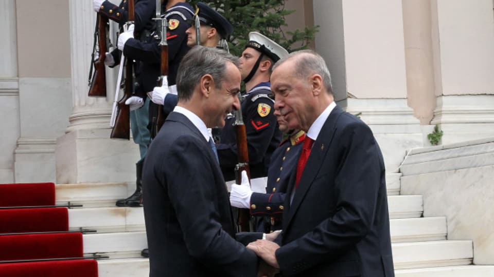 Premier Kyriakos Mitsotakis (l.) begrüsst den türkischen Präsidenten Recep Tayyip Erdogan in Athen.