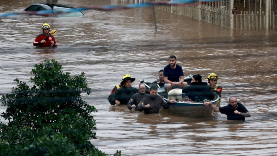 Rettungskräfte evakuieren Menschen aus einem überfluteten Stadtteil in Porto Alegre.
