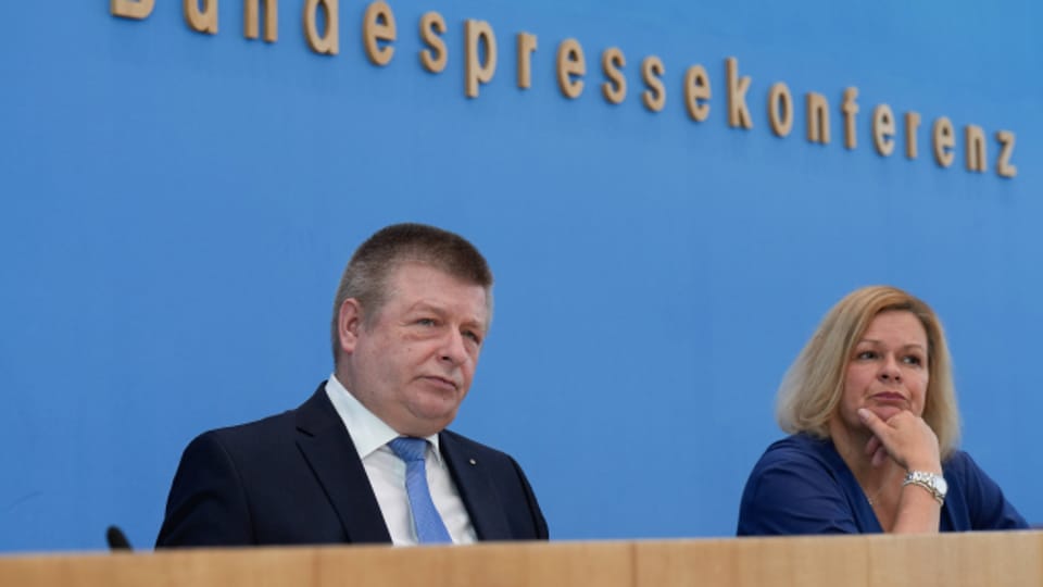 Bundesministerin des Innern Nancy Faeser und Thomas Haldenwang, Präsident des Bundesamtes für Verfassungsschutz (BfV), stellen an einer Pressekonferenz den Verfassungsschutzbericht 2023 vor.