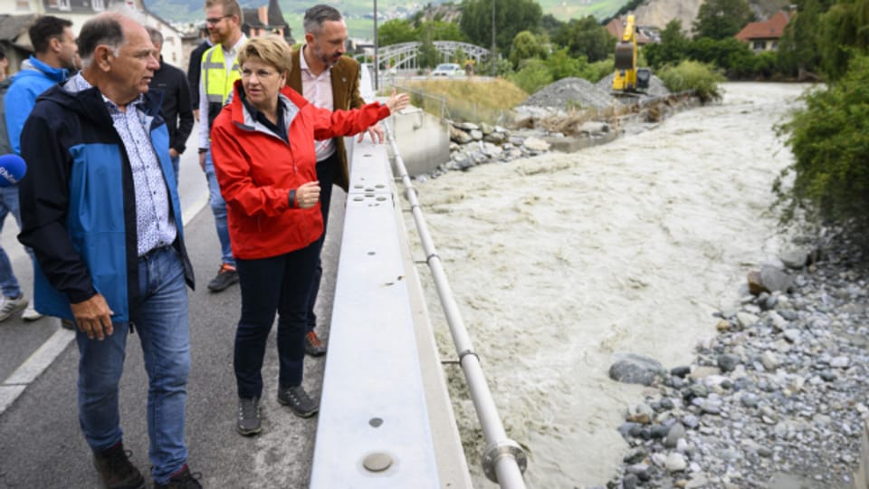 Bundespräsidentin Viola Amherd besucht die betroffenen Gebiete im Wallis und im Tessin, um sich ein Bild der Lage zu machen.