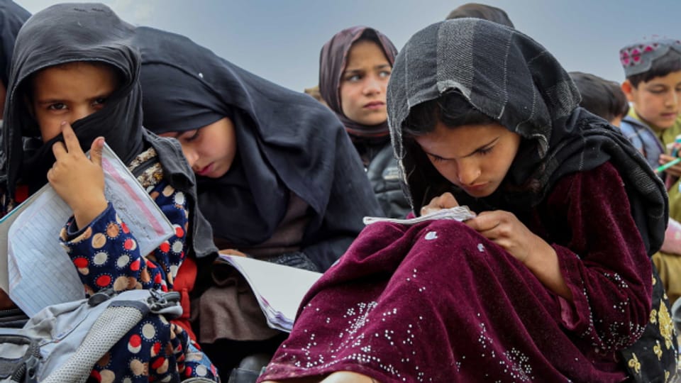 Seit der Machtübernahme der Taliban sind Frauen in Afghanistan aus dem öffentlichen Leben praktisch verdrängt. Keinen Sport, kaum Bildung, keinen Besuch im Park.