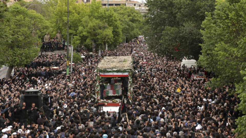 Die iranische Bevölkerung verabschiedet sich von Präsident Raisi