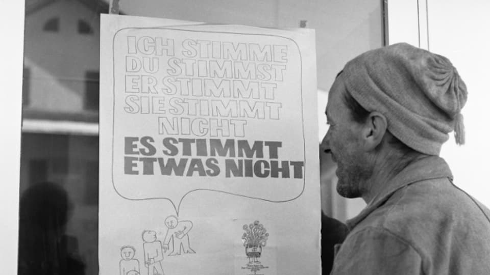 Ein Mann vor einem Wahlplakat zur Abstimmung über das Frauenstimmrecht in Liechtenstein am 28. Februa 1971