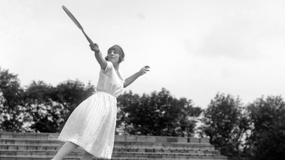 Suzanne Lenglen bei einem Spiel in Wimbledon im Jahr 1920.