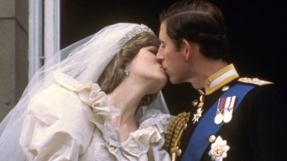 Die frischvermählte Lady Diana küsst Prinz Charles auf dem Balkon des Buckingham Palace