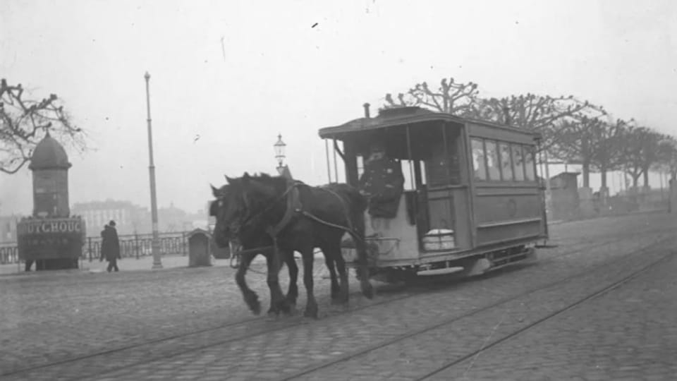 Ein Wagen des Genfer Rösslitrams im Jahr 1903 auf dem Grand-Quai.