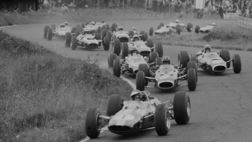 Das Rennen der Formel 1 auf dem Nürburgring im Jahre 1965, in Führung liegt Jim Clark.