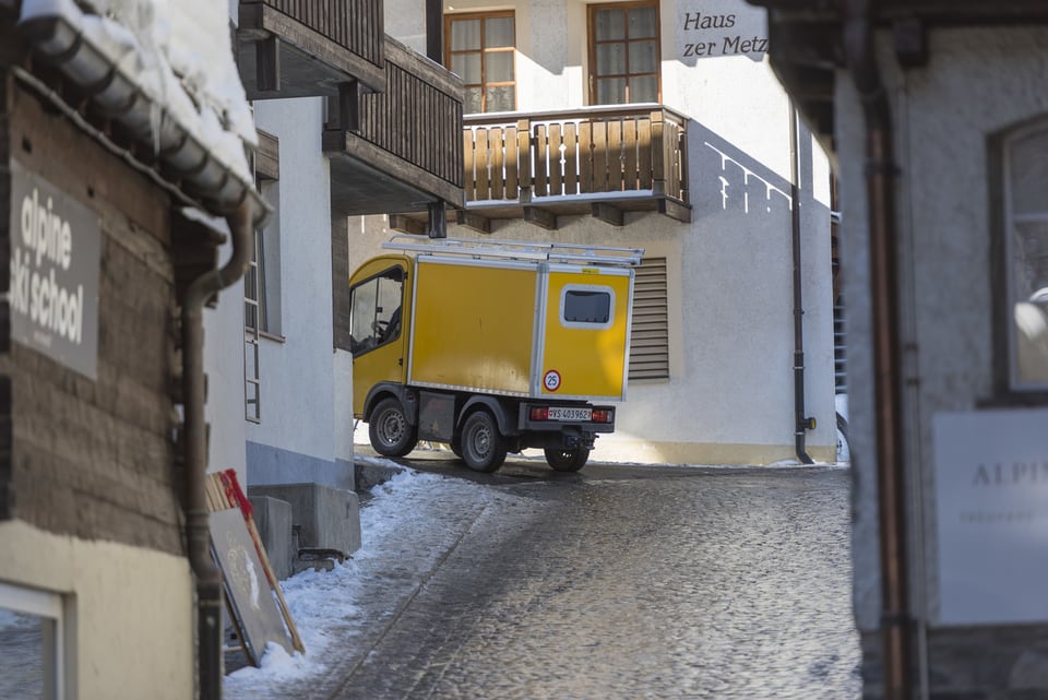Ein Lieferwagen der Post in den Strassen Zermatts