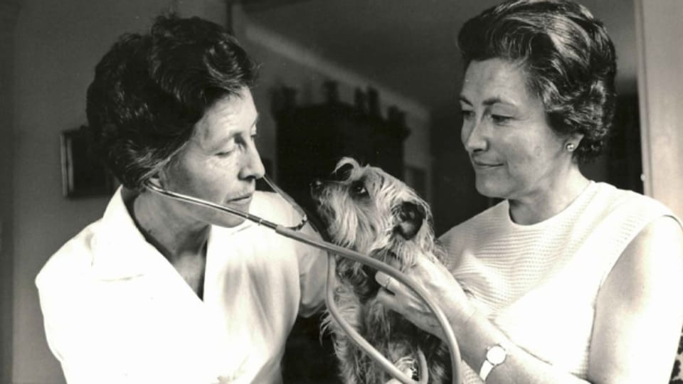 Erste Schweizer Tierärztin mit eigener Praxis: Elsa Mühlethaler (links) mit ihrer Schwester und deren Hund