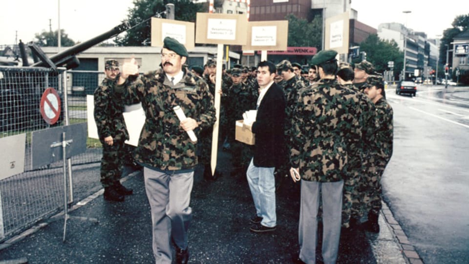 Major Robert Grob (2. von links) beim Briefing der Rekruten für die Aufstellung der Formation.