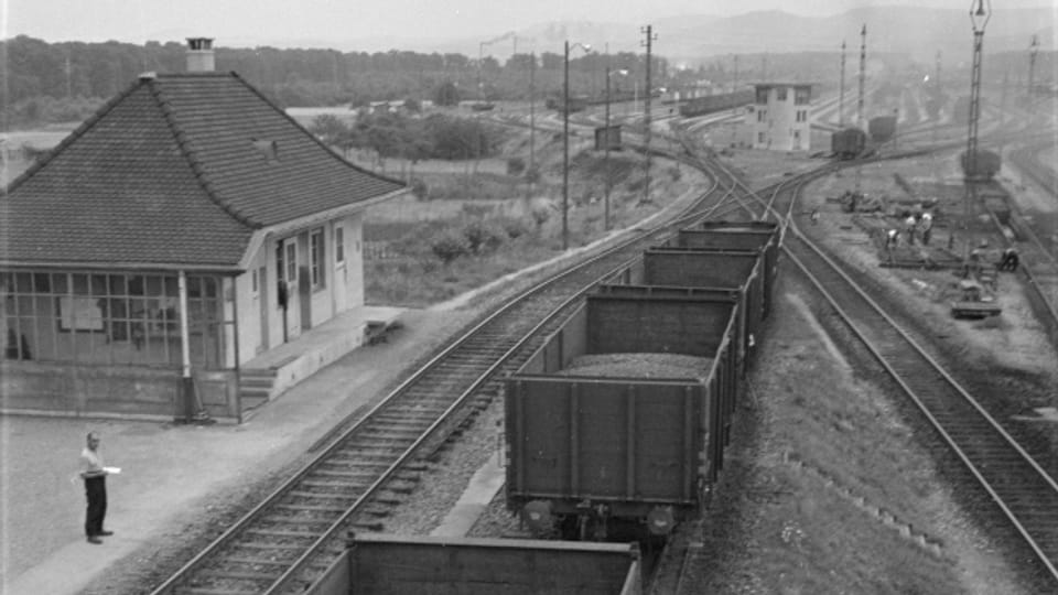 Rangierbahnhof Basel, Muttenz, Blick auf Ablaufberg von oben, Hochbordwagen Typ L beladen mit Kohle, 1937.