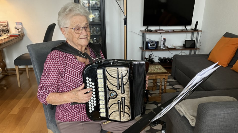 Die 89-jährige Norma Hummer übt immer noch fleissig das Akkordeonspiel.