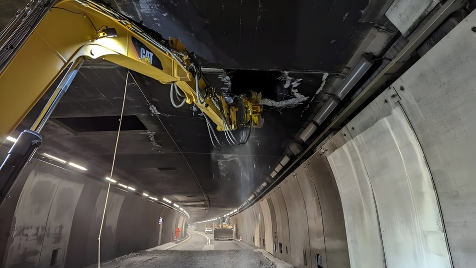 Bauarbeiten an der beschädigten Decke im Gotthard-Strassentunnel. 