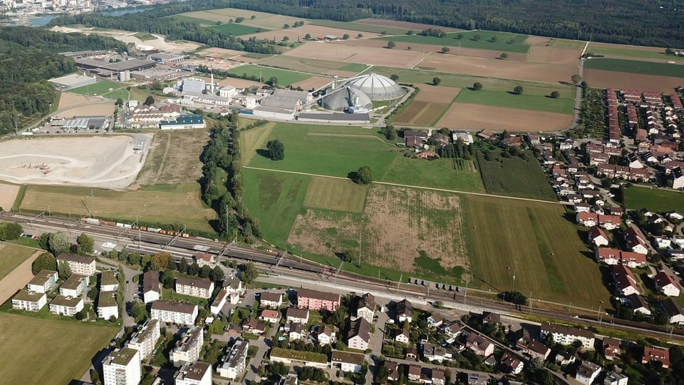 Luftaufnahme Bahnhof Möhlin, nördlich ein grosses Grüngebiet, dann Rheinsalinen