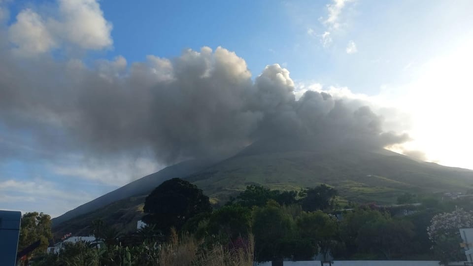 Rauch über dem Vulkan Stromboli