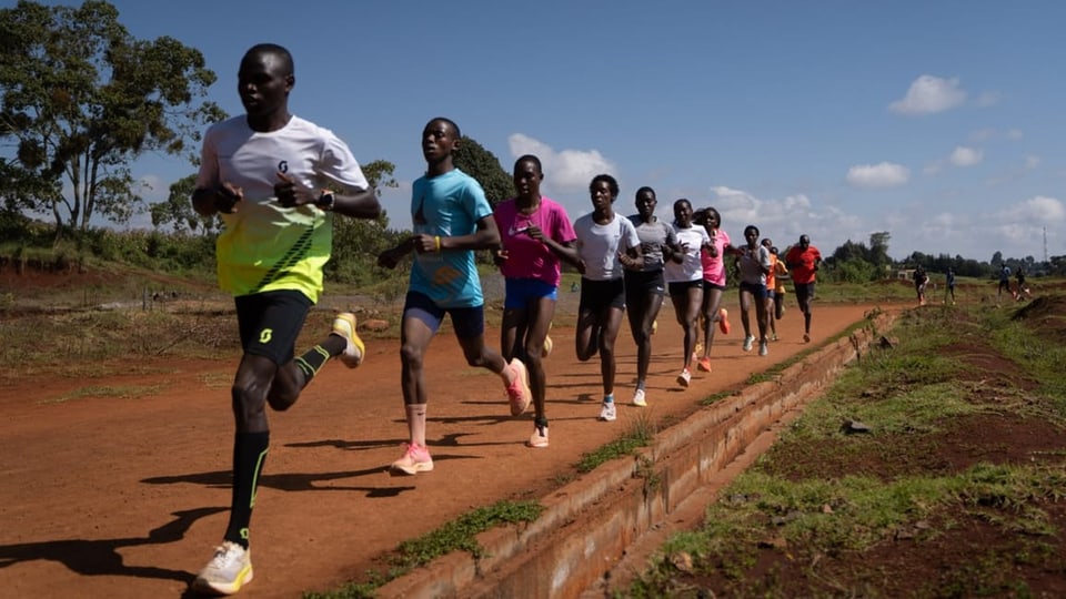 Rund zwölf Läuferinnen und Läufer auf der Kamariny-Bahn in Iten. Eine davon ist Grace Loichab