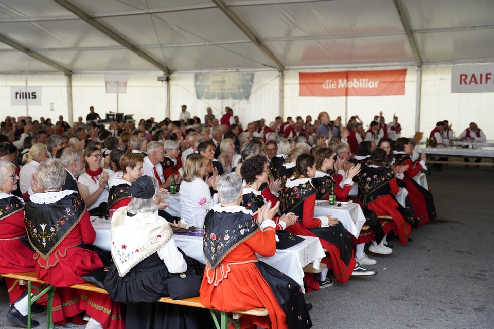 Das gefüllte Festzelt während dem offiziellen Abschluss des Bezirksgesangsfest in Müstair.