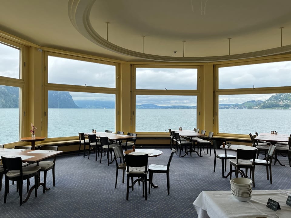 Blick durchs Rondell auf den Vierwaldstättersee