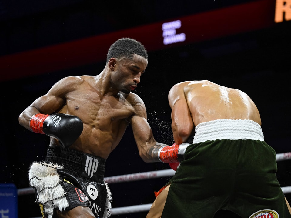 Zwei Boxer im Ring während eines Kampfes.