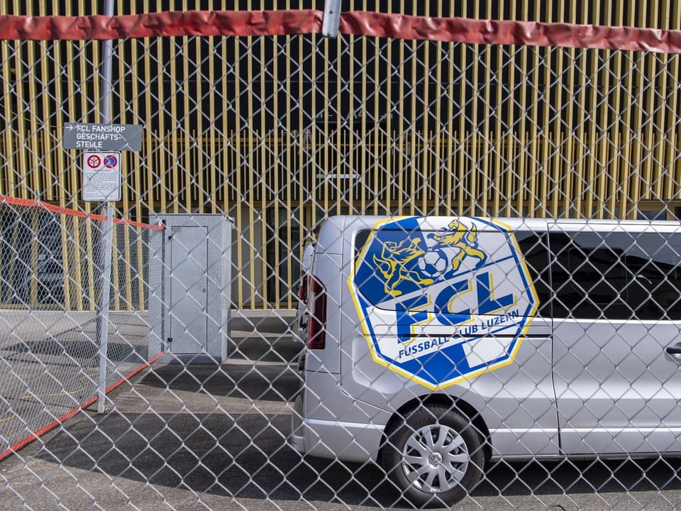 Fahrzeug mir grossem FCL-Logo.