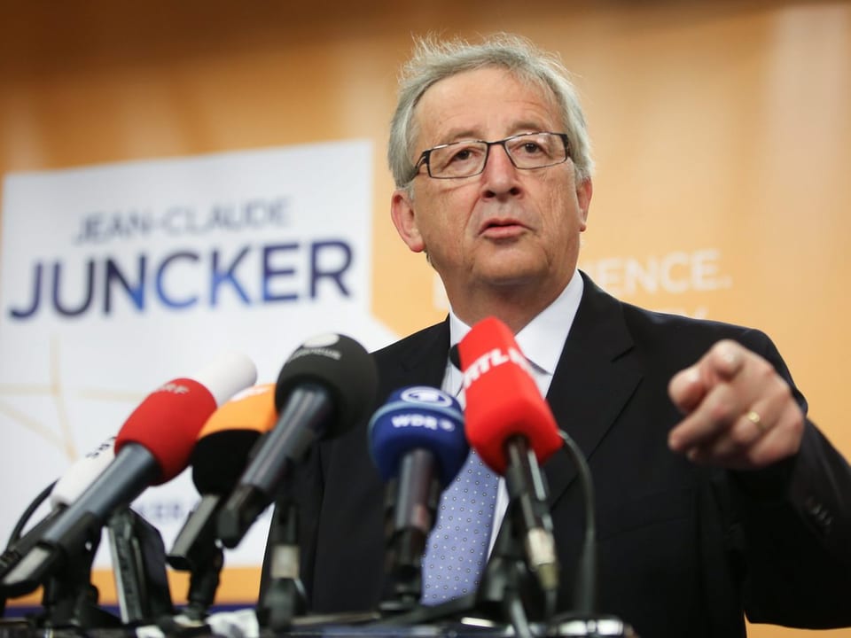 Juncker vor Mikrofonen.