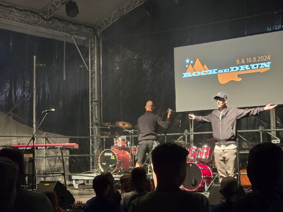 «ROCKseDRUN» ein kleines Musikfestival ohne Eintritt und mit viel rätoromanischer Musik in Sedrun. 