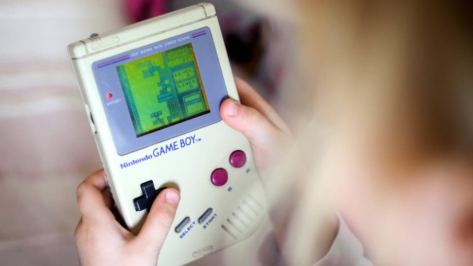 Foto eines Game Boys, worauf Tetris gespielt wird.