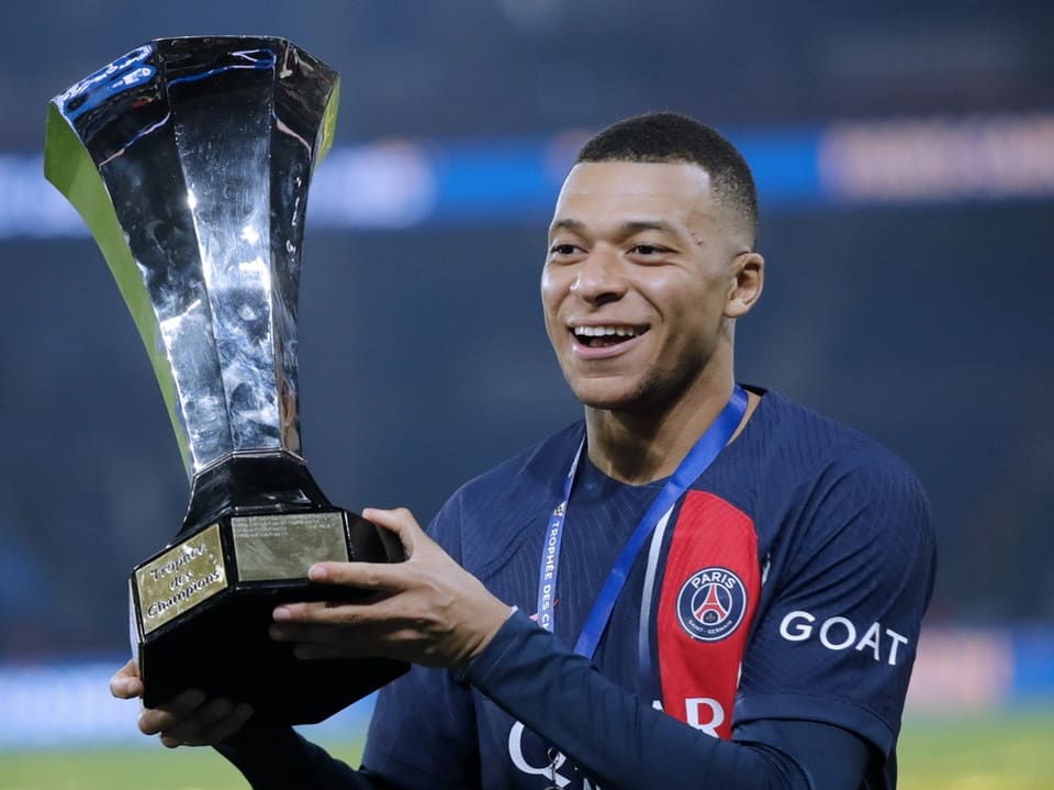 Kylian Mbappé stemmt nach dem Sieg im französischen Supercup Silberware.