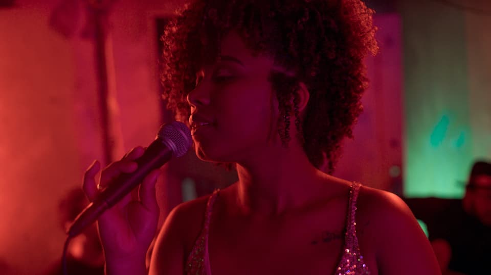 Eine junge schwarze Frau singt